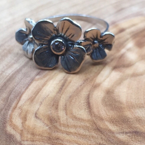 Silver flower ring - Picture 2 of 8